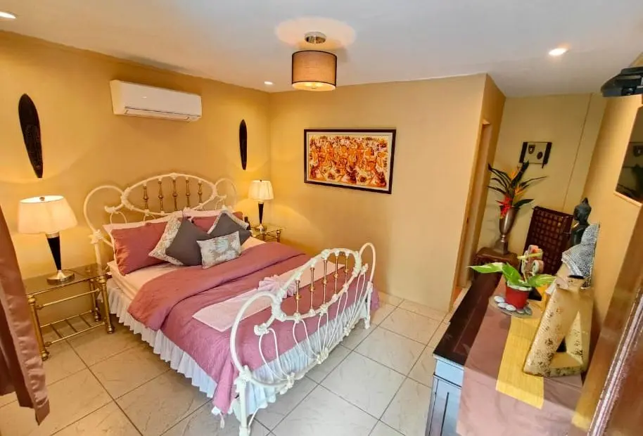 Bedroom 1A: 1 queen bed (extra mattress optional)