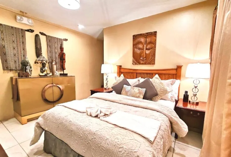 Bedroom 1B: 1 queen bed (extra mattress optional)
