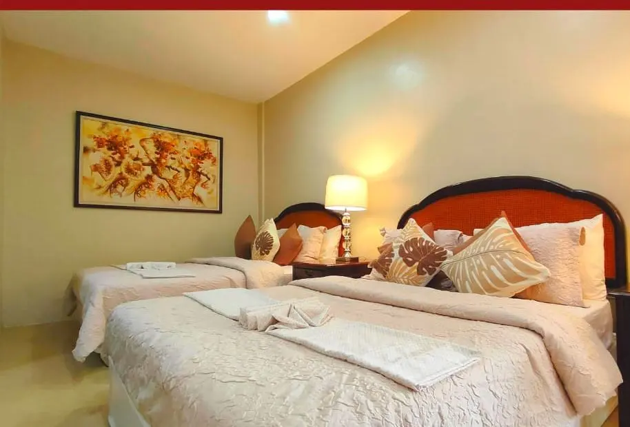 Bedroom 1E: 2 queen beds + 1 pull-out single