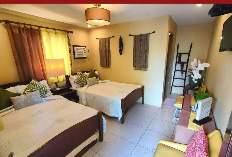 Bedroom 2B: 2 full beds + 1 pull-out single