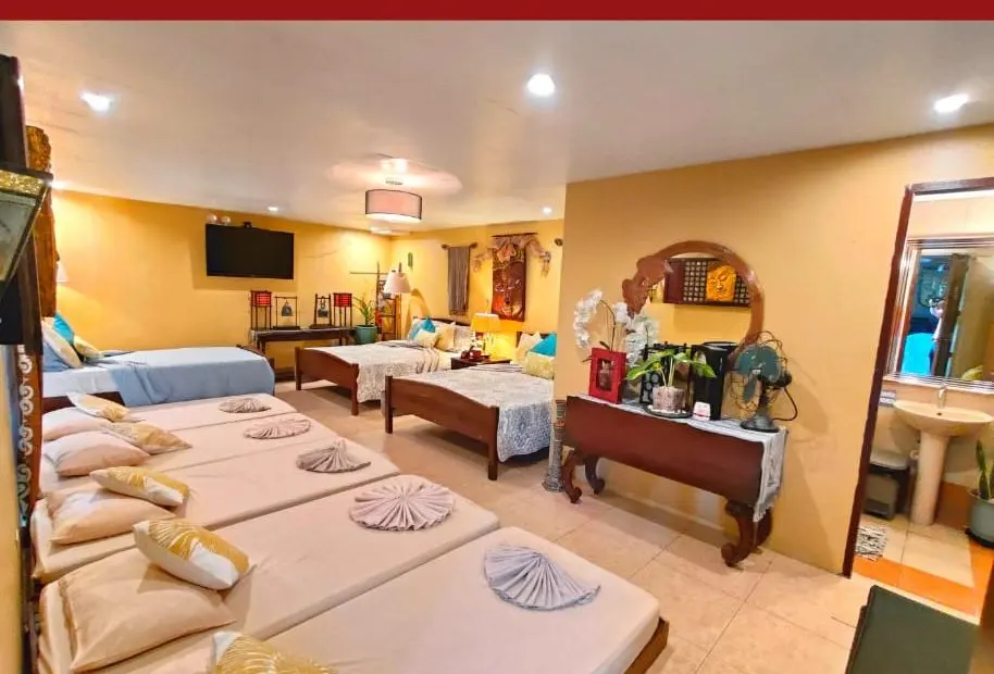 Bedroom 2D · Family room: 2 queen, 1 full and 5 single beds